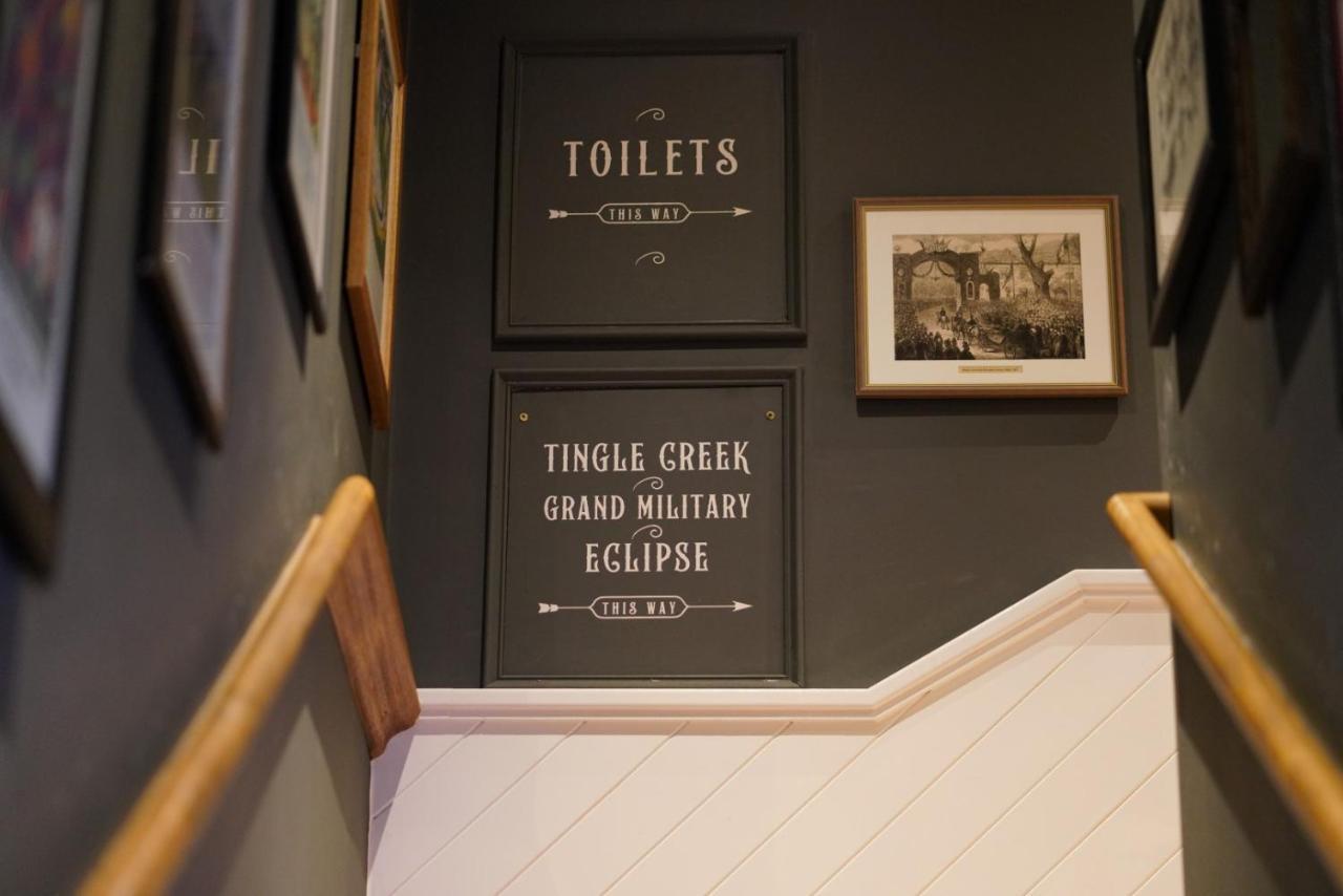 Albert Arms Esher Εξωτερικό φωτογραφία