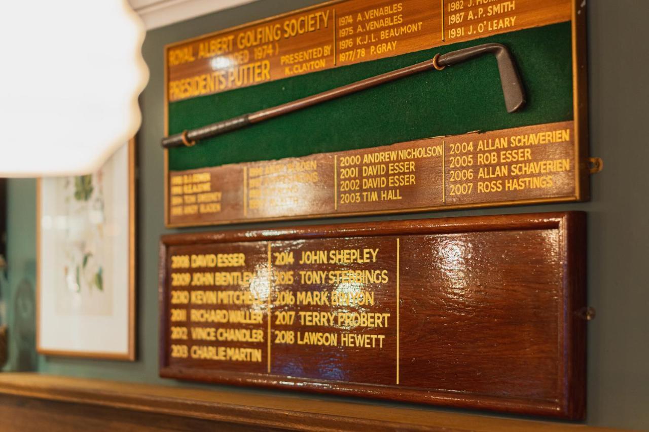 Albert Arms Esher Εξωτερικό φωτογραφία