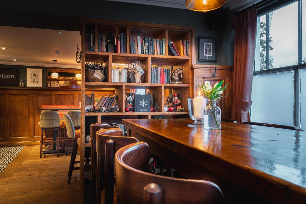 Albert Arms Esher Εξωτερικό φωτογραφία